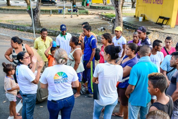 04.10.2017-Orientação-para-Venezuelanos-na-Praça-Cap.-Clóvis-Foto-Igorh-Martins-39-696x465