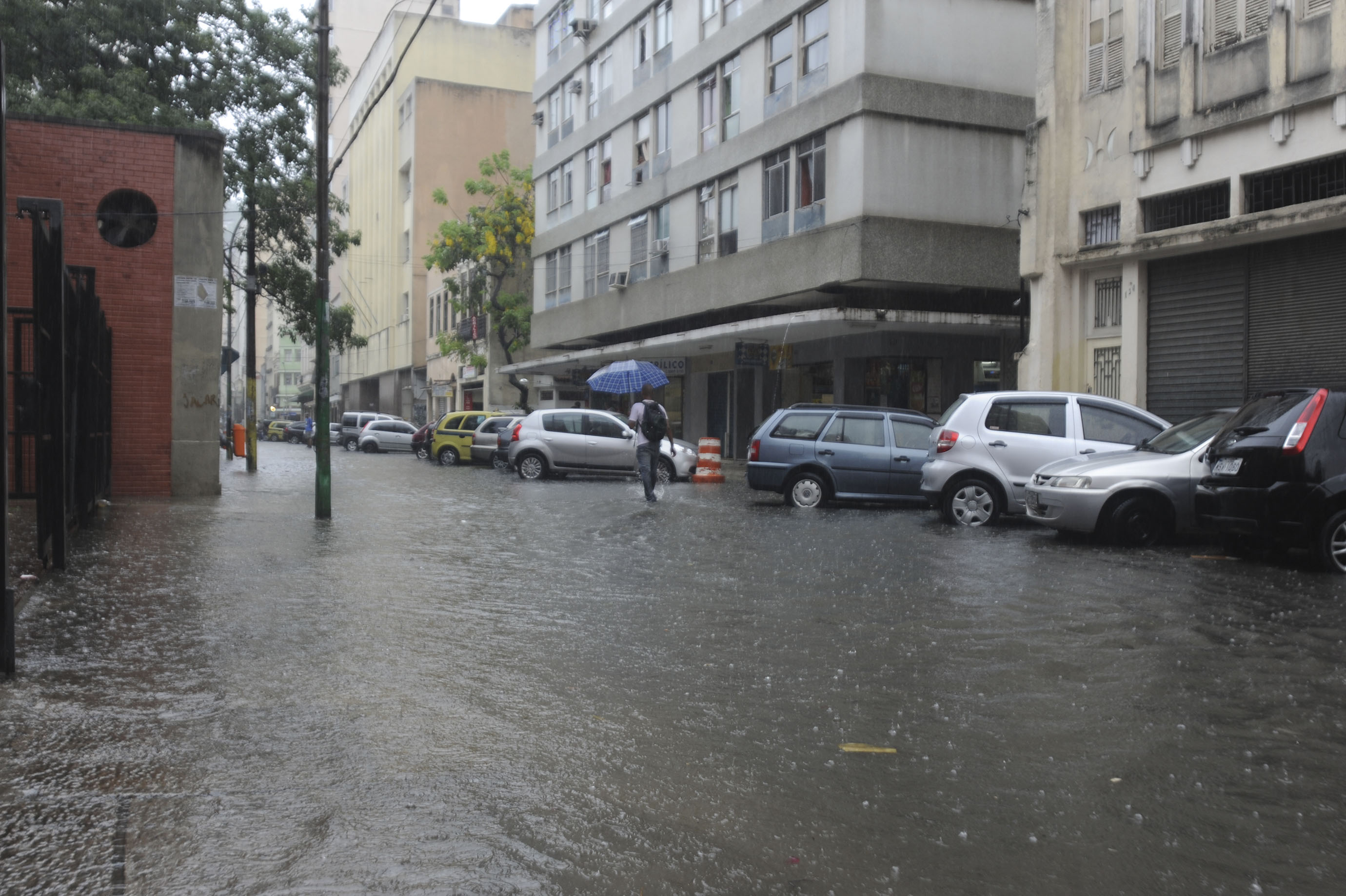 CHUVAS DEIXAM ESTRAGOS PELA CIDADE