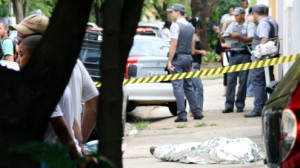 CRIME - Homem é morto com três tiros ao sair de agência bancária foto: Luciano Claudino