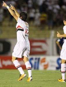 Henrique vibra com o gol (Celio Messias/VIPCOMM)