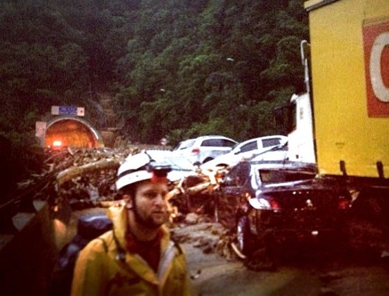 23fev2013---imagem-publicada-por-usuario-da-rede-social-instagram-mostra-a-situacao-em-trecho-da-rodovia-dos-imigrantes-apos-um-deslizamento-de-terra-provocado-por-uma-enxurrada-24-veiculos-foram-1361606796316_564x430