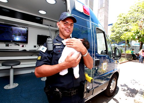 Ricieri, o herói do dia, com o bebê Crédito: Fernanda Sunega