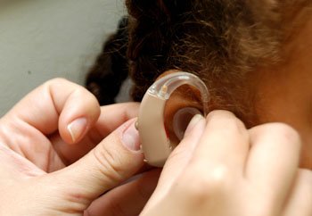 Sistema de FM garante desenvolvimento educacional da criança com problema auditivo; aparelho é disponibilizado pelo SUS gratuitamente