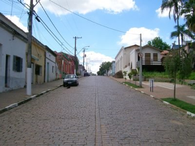 Um dos principais acesso a Joaquim Egídio existe apenas uma câmera de vigilância