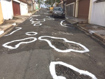 Morador cansado de solicitar providências da subprefeitura, resolve pintar os buracos das ruas do bairro da Vila Santana