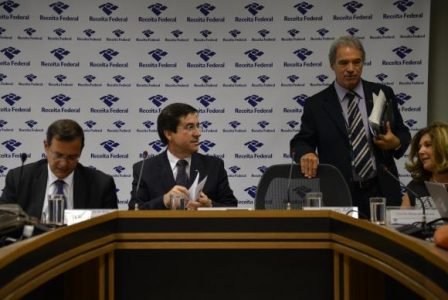 Carlos Roberto Occaso e Joaquim Adir explicam preenchimento da declaração do IRPF