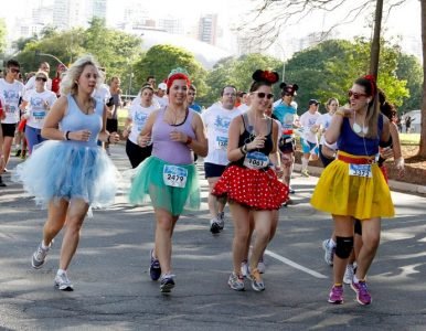 Mulheres participam da corrida vestidas como princesas da Disney
