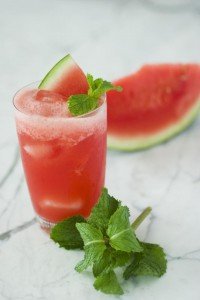 Suco de melancia com água de coco, gengibre e hortelã