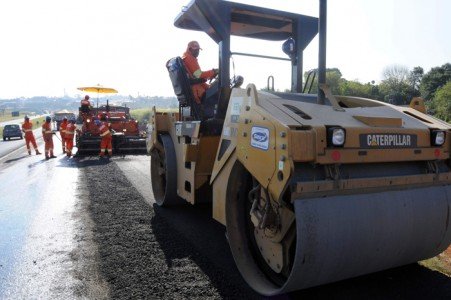Obra de recuperação do pavimento entre os km 131 e 128 da rodovia D. Pedro I
