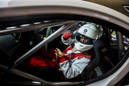 A bordo do Lancer R, participantes tem contato com um carro de corrida