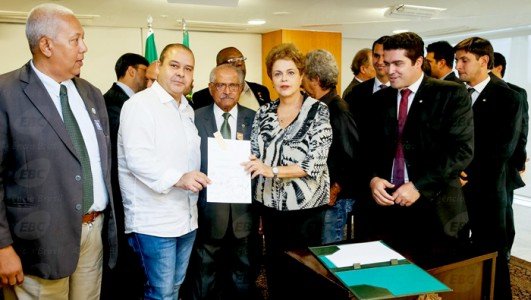 Presidenta Dilma Rousseff assinou a medida provisória do salário mínimo