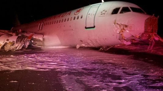 Avião da Air Canada levava 133 passageiros e cinco tripulantes a bordo