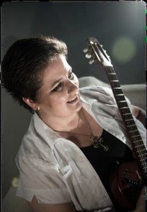 Cantora Letícia Nicolielo, idealizadora do espetáculo