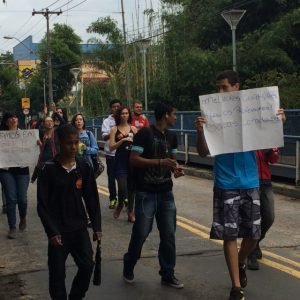 Professores e alunos caminham pelo distrito pedindo melhorias na educação