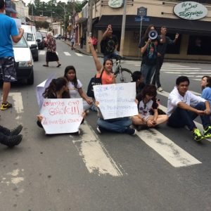 Alunos do E.E. Dr. Tomas Alves fecham trânsito em Sousas
