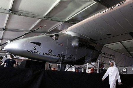 Avião solar decola de Abu Dhabi para primeira volta ao mundo