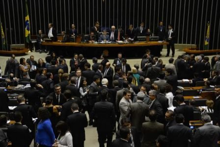 O relator-geral da proposta orçamentária de 2015, senador Romero Jucá, preside sessão do Congresso Nacional destinada a votar o Orçamento da União de 2015