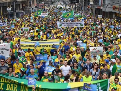 Manifestantes foram às ruas para protestar contra Dilma, em Campinas