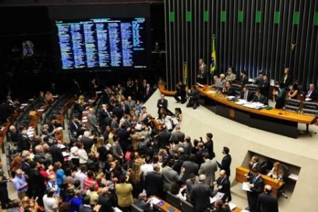 Câmara aprova projeto de lei que dificulta fusão de partidos