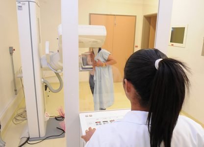 Mulher passa por mamografia