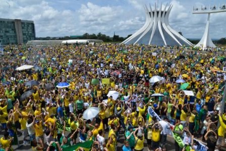 Manifestação  contra  o  governo e a corrupção na movimenta Esplanada dos Ministérios  