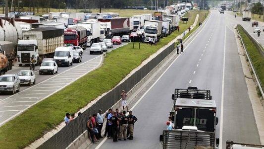 Caminhoneiros mantém protesto na Rodovia Regis Bittencourt