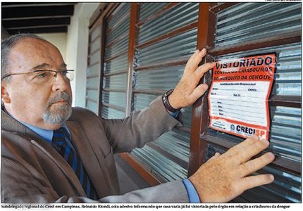 Sub-delegado do Creci, Waldemar Reinaldo Biondi, afixa adesivo