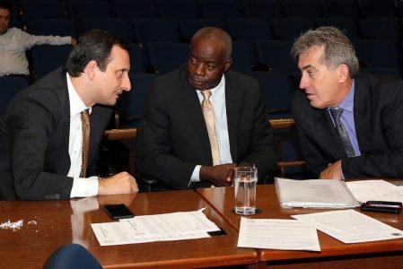 Vereador Carlão do PT (centro) é o autor da proposta