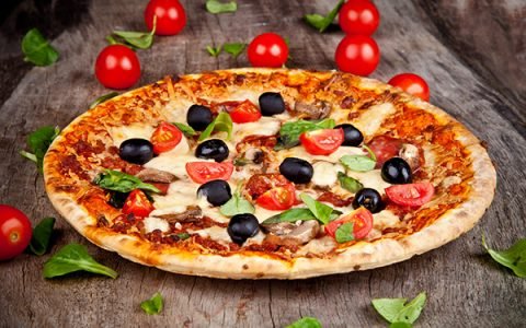 A pizza é uma forma barata e rápida de se alimentar