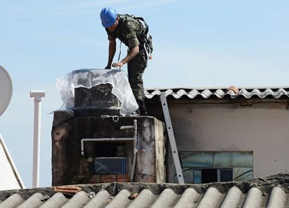 Soldado do Exército durante ação de telagem das caixas d´água