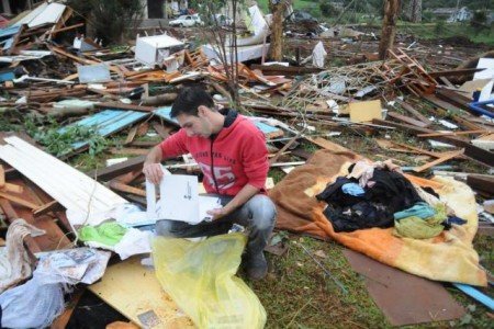 Moradores de Xanxerê (SC) vasculham os destroços de casas e edifícios da cidade