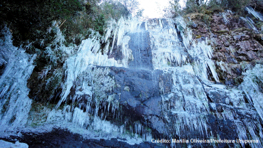 Cachoeira congelada em Urupema (SC), um dos pontos mais gelados do país