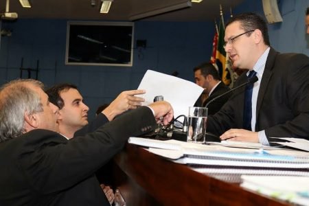 camara-leilao-brinco-ouro