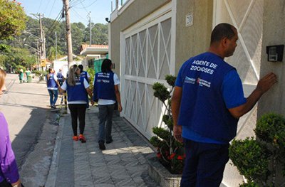 Agentes de saúde fazem inspeções nas residências