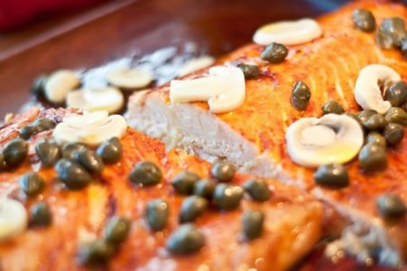 Salmão é um dos itens disponíveis dos pratos prontos para viagem