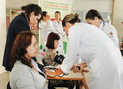 Servidora durante a Campanha de Prevenção e Controle da Hipertensão