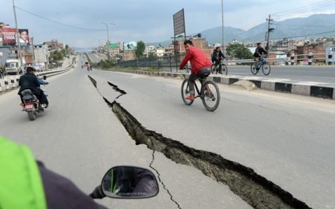 Estradas danificadas após terremoto são vistas em Katmandu