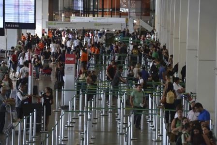 Com a alta do dólar e a melhoria da estrutura dos aeroportos brasileiros , cresceu o interesse do consumidor em viajar pelo paísValter Campanato/Agência Brasil