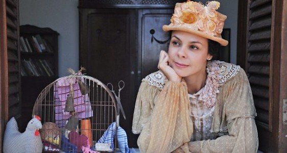 Calango deu! — Os causos de Dona Zaninha Suzana Nascimento interpreta uma típica senhorinha