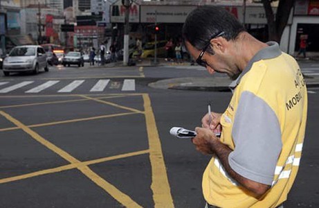 Agente da Emdec durante serviço em rua de Campinas