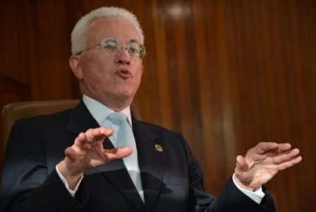 O ministro da Secretaria de Assuntos Estratégicos, Mangabeira Unger, concede entrevista sobre o projeto Pátria Educadora Foto: José Cruz/Agência Brasil