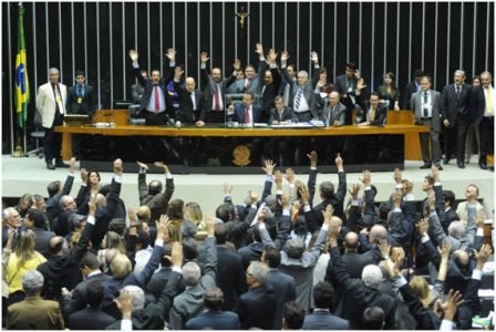A Câmara dos Deputados aprovou por 452 a favor, 19 contra e uma abstenção, o fim da reeleição