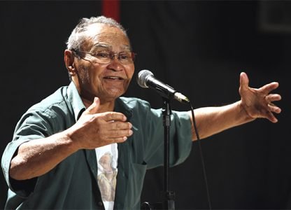João Bá se apresenta na Praça do Coco em Barão