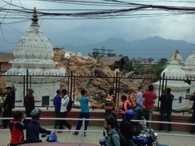 Grupo de brasileiros visitava pontos turísticos na capital do Nepal quando houve o primeiro terremoto