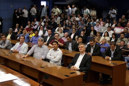 Mais de 300 pessoas lotaram o plenário da Câmara Municipal 