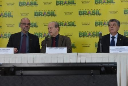 Secretário executivo do MEC, Luiz Cláudio Costa, o ministro da Educação, Renato Janine, e o presidente do Inep, Chico Soares, durante anúncio das novas regras para o Enem 