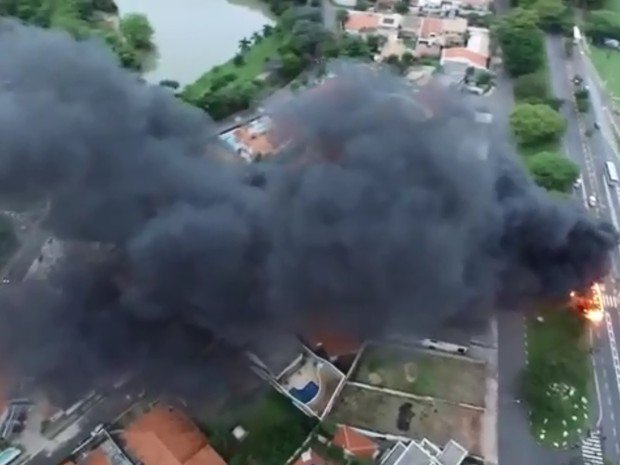 Manifestantes incendiaram ônibus na Rodovia Heitor Penteado