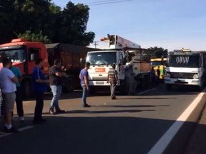 Caminhoneiros protestam na Rodovia Zeferino Vaz, em Paulínia (Foto: Reprodução EPTV)