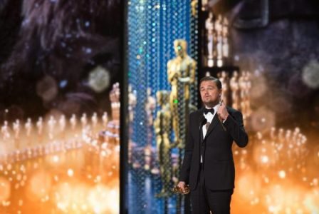Leonardo Di Caprio recebe o prêmio de melhor ator no Oscar 2016.