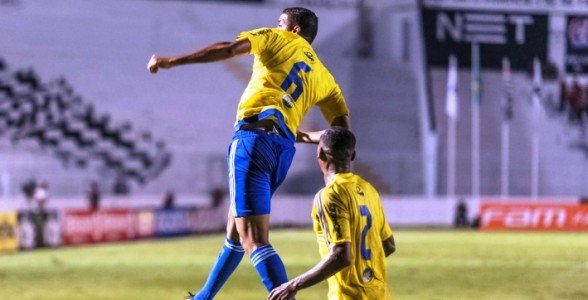 Reinaldo comemora o gol marcado contra seu ex-clube